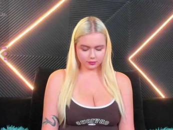 Julia-Robertson webcam model stream image