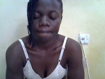 Pretty-doll webcam model stream image