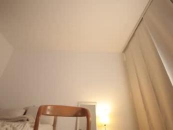 gia_curly webcam model stream image