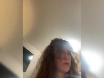 YourLadyyy webcam model stream image