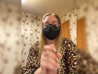 Donut-red webcam model stream image
