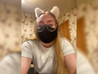 Donut-red webcam model stream image