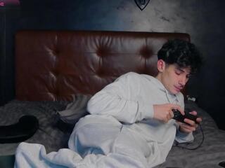 Leon Lovett webcam model stream image