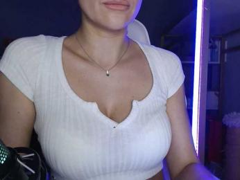 QWEENII webcam model stream image