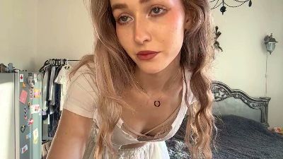 EmikoVlcek webcam model stream image