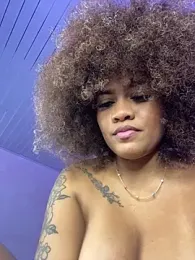 riri_brunnete webcam stripchat model stream image