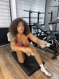 riri_brunnete webcam stripchat model stream image