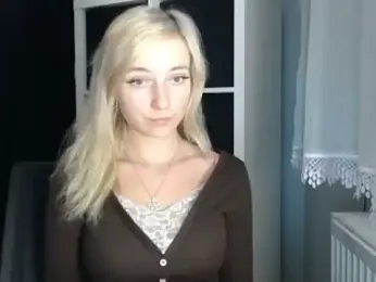 LuciaYoung webcam model stream image