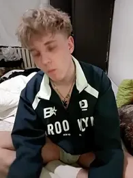 Paradeevich_And webcam stripchat model stream image