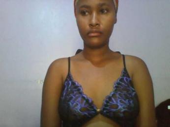 Sweet-boo webcam bongacams model stream image