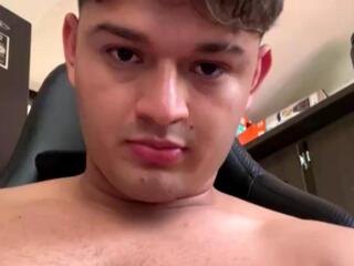 Oliver Whitee webcam model stream image