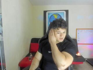 Oliver Whitee webcam model stream image