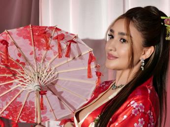 LindeWhite webcam model stream image