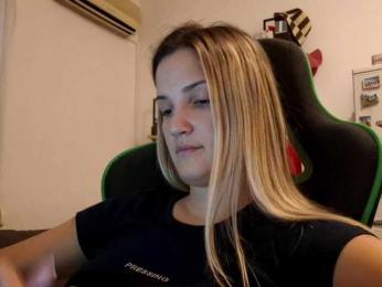 lean-cheeky webcam model stream image