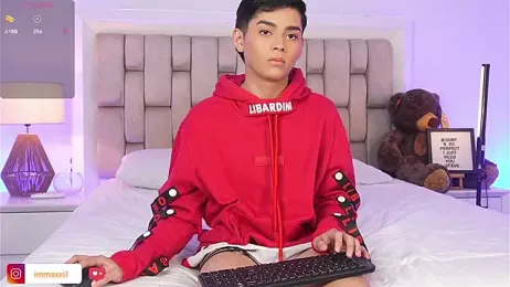 Maxi_little webcam stripchat model stream image