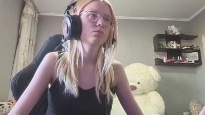 TraceeLiles webcam model stream image