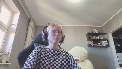 TraceeLiles webcam model stream image