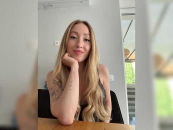 Chloee webcam bongacams model stream image