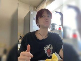 stillHer webcam model stream image