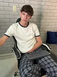 Nicola_hard webcam model stream image