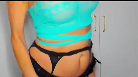 SuriFlirt webcam stripchat model stream image