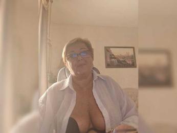 KarinkaSweet webcam model stream image
