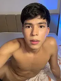 GoldenBenn webcam stripchat model stream image