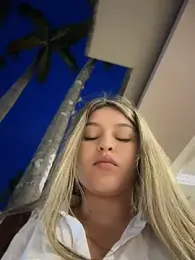 lunablossom_ webcam model stream image