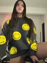 aly_golden_ webcam model stream image