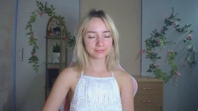 LuciaAdorable webcam model stream image
