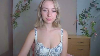 LuciaAdorable webcam cam4 model stream image