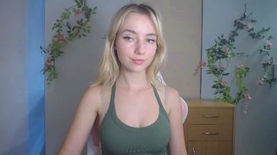 LuciaAdorable webcam model stream image