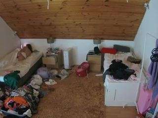 voyeurcam-julmodels-whitebed-3 webcam model stream image