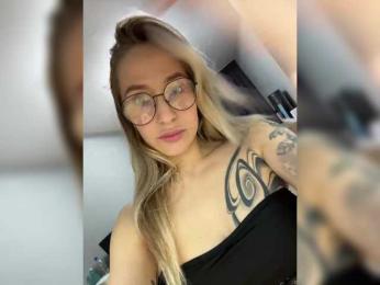 QueenKing webcam bongacams model stream image