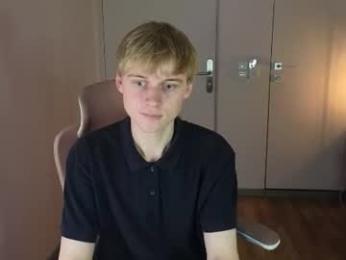 avenrey webcam model stream image