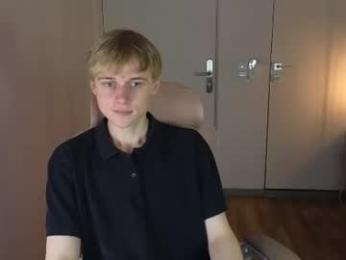 avenrey webcam chaturbate model stream image