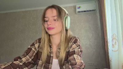 OuidaWilfong webcam model stream image