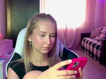 Emelinestrande webcam model stream image
