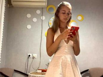 Emelinestrande webcam model stream image