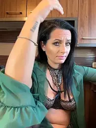 Hotmomcheckk_ webcam model stream image