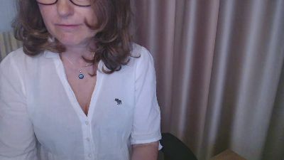 LauraOven webcam model stream image