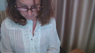 LauraOven webcam cam4 model stream image