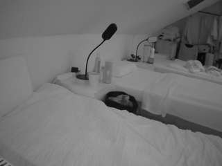 voyeurcam-julmodels-bed-4 webcam model stream image