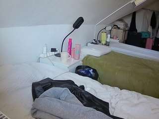 voyeurcam-julmodels-bed-4 webcam model stream image