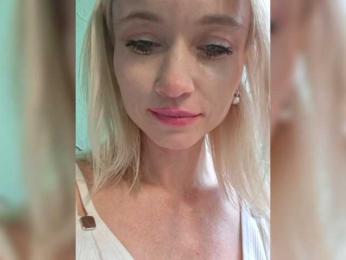AlinaLoves webcam model stream image