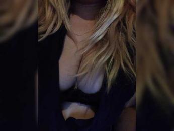 EveHugs webcam model stream image