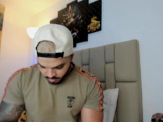 Axel Crow webcam model stream image