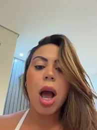 LariiHotWife webcam model stream image