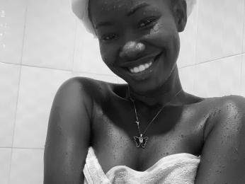 MonaReign webcam model stream image