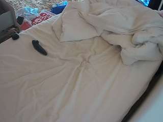 voyeurcam-julmodels-whitebed-4 webcam model stream image